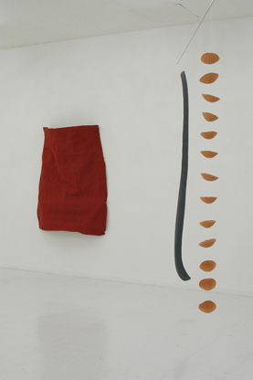 スカートのすそ（左） スプーンとフランスパンの端のモビール（右）